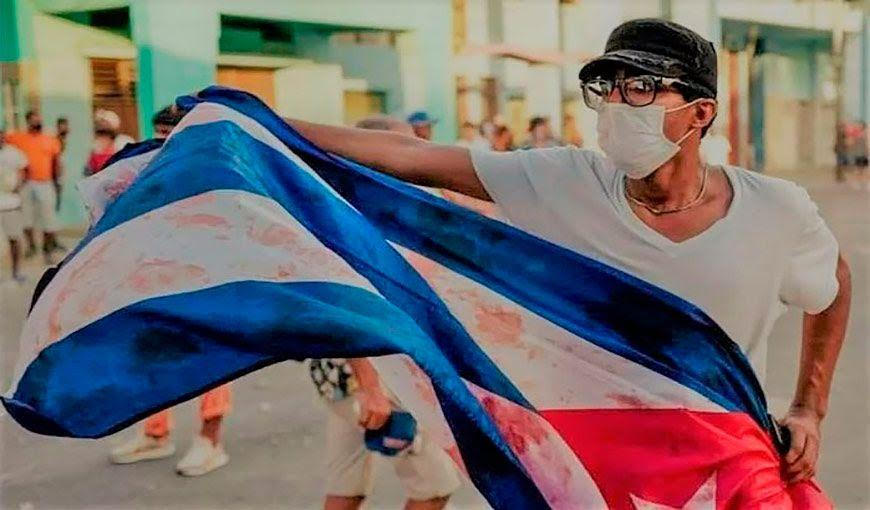 Hombre cubano co bandera ensagrentada